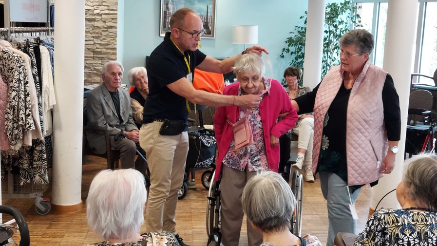 In der ProCurand Seniorenresidenz Havelpalais startet die Modenschau – das Modemobil präsentiert aktuelle Frühjahrsmode.