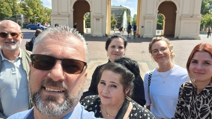 Mit einem fröhlichen Selfie hieß das Potsdamer Leitungsteam die neue Kollegin Tina Finger herzlich willkommen.