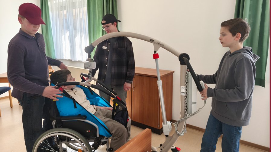 In der ProCurand Seniorenresidenz Park Sanssouci probieren die Schüler den Einsatz eines Lifters aus – Technik, die den Pflegealltag erleichtert.