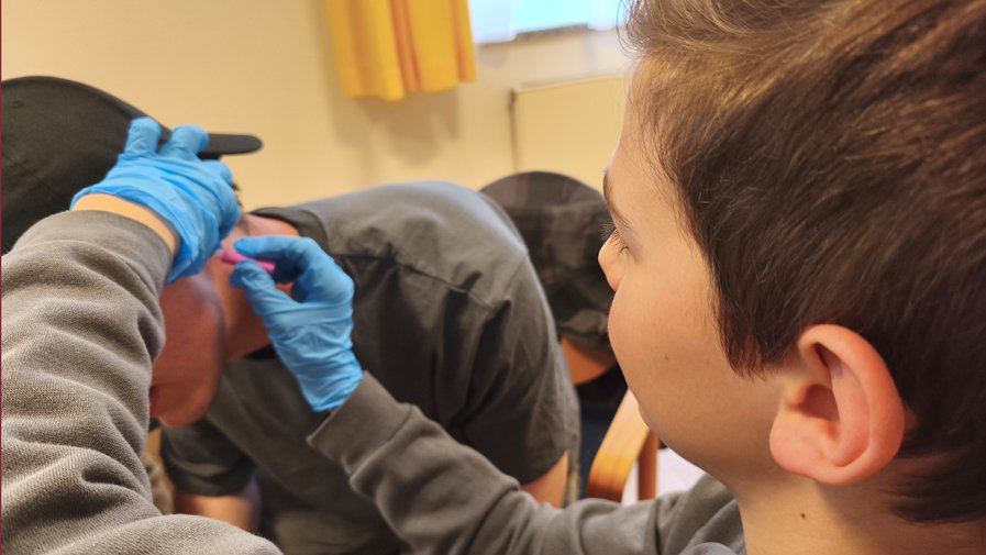 In der ProCurand Seniorenresidenz Park Sanssouci übt ein Schüler das Blutzuckermessen – ein wichtiger Bestandteil der täglichen Pflegearbeit.