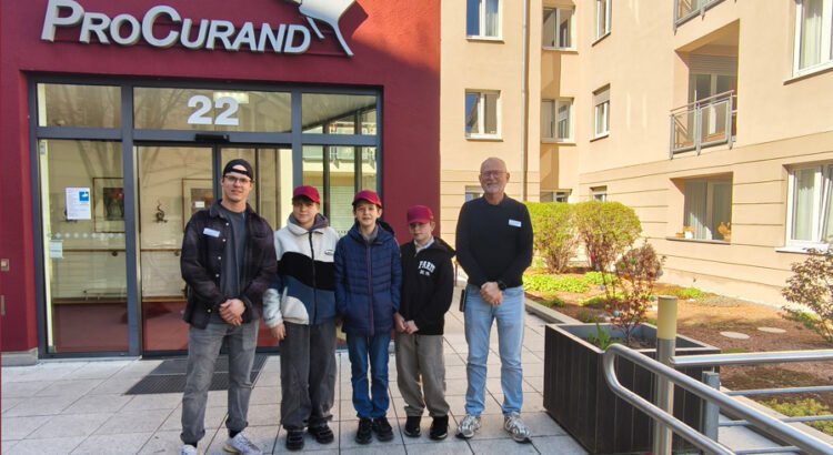 Vor der ProCurand Seniorenresidenz Park Sanssouci: Die fünf Schüler starten ihren Entdeckungstag in der Pflege.