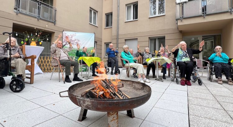 Das Osterfeuer in der ProCurand Seniorenresidenz Park Sanssouci bot gemütliche Atmosphäre, Musik und Leckereien für alle Gäste.