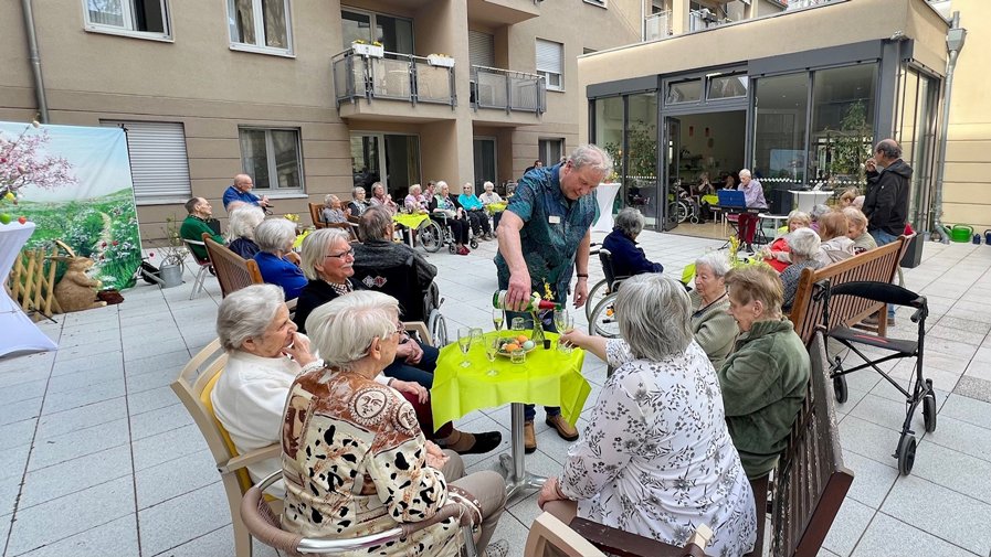 Beim Osterfeuer auf der Terrasse der ProCurand Seniorenresidenz Park Sanssouci genossen die Bewohner*innen Bratwurst und gemütliches Beisammensein.