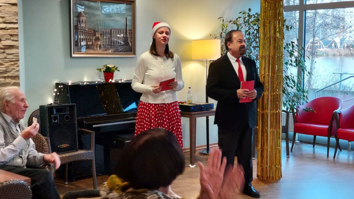 Tenor Giancarlo Ruggieri mit seiner Frau Sonja gestalten das musikalische Programm in der ProCurand Seniorenresidenz Havelpalais.