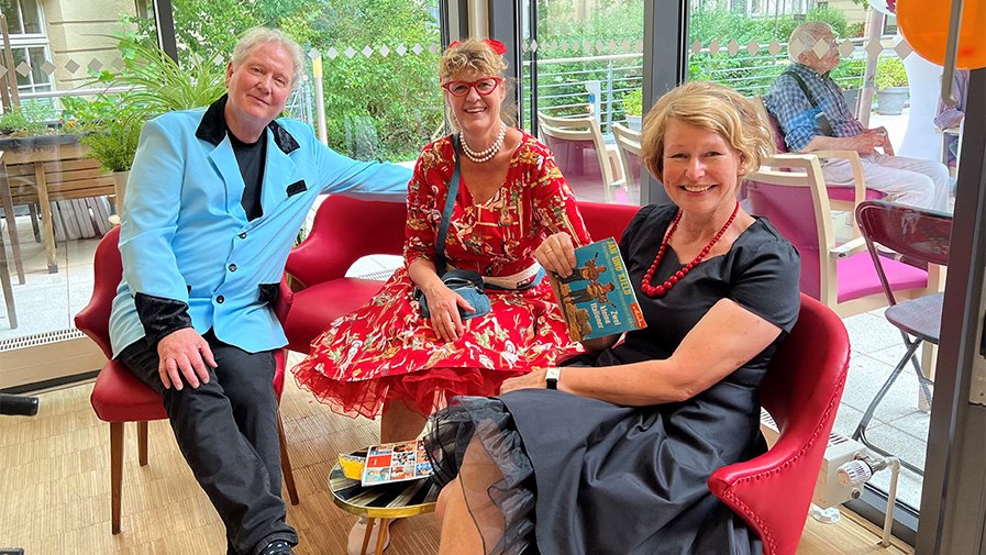In der ProCurand Seniorenresidenz Park Sanssouci in Potsdam feiert das Team stilecht gekleidet im Petticoat und Retro-Look passend zum Motto des Sommerfestes.