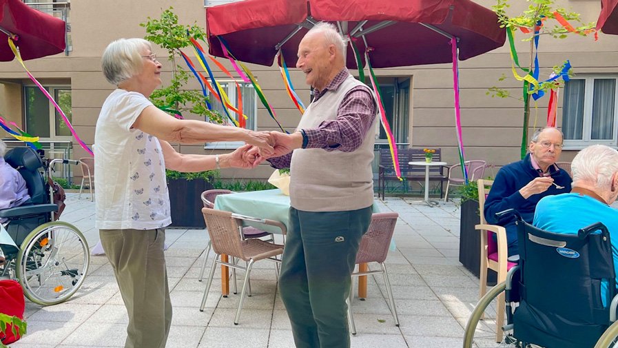 Gemeinsam mit dem Team der Sozialen Betreuung feierten die Senior*innen der ProCurand Park Sanssouci tanzend einen stimmungsvollen Nachmittag.