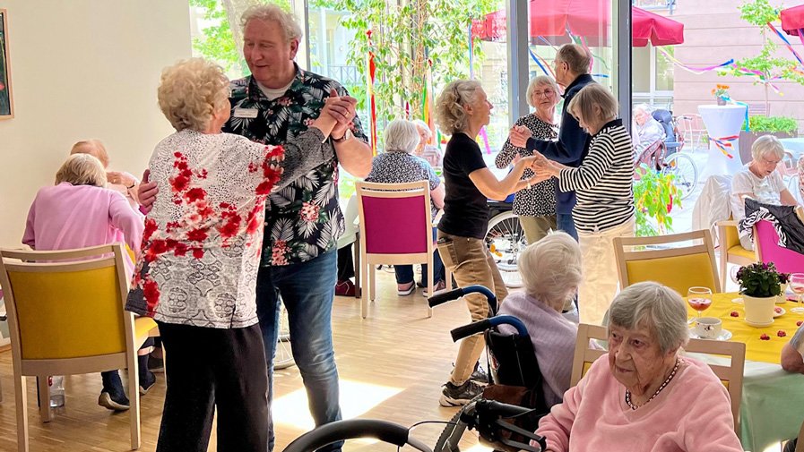 In der ProCurand Seniorenresidenz Park Sanssouci wird beim Tanznachmittag fröhlich geschunkelt, gesungen und gelacht.