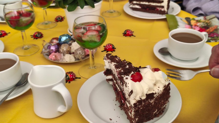 Bei der Tanzveranstaltung in der ProCurand Park Sanssouci sorgen Maibowle und Schwarzwälder Kirschtorte für süße Genussmomente.