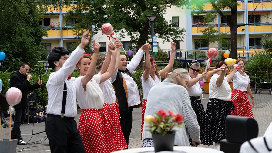 Das Team der ProCurand Seniorenresidenz Havelpalais begeistert beim Sommerfest mit einer fröhlichen Lollipop-Tanzeinlage.