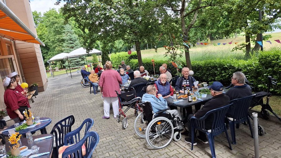 In der ProCurand Seniorenresidenz Senftenberg genießen die Herren bei Sonnenschein, kühlem Bier und guter Stimmung den Herrentag auf der Terrasse mit Blick auf den See.