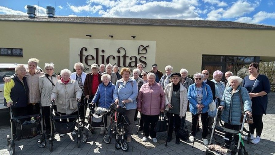 Die Mieter*innen des Service Wohnen der ProCurand Seniorenresidenz Senftenberg standen vor der Felicitas Schokoladenmanufaktur, bereit für einen süßen Ausflug.