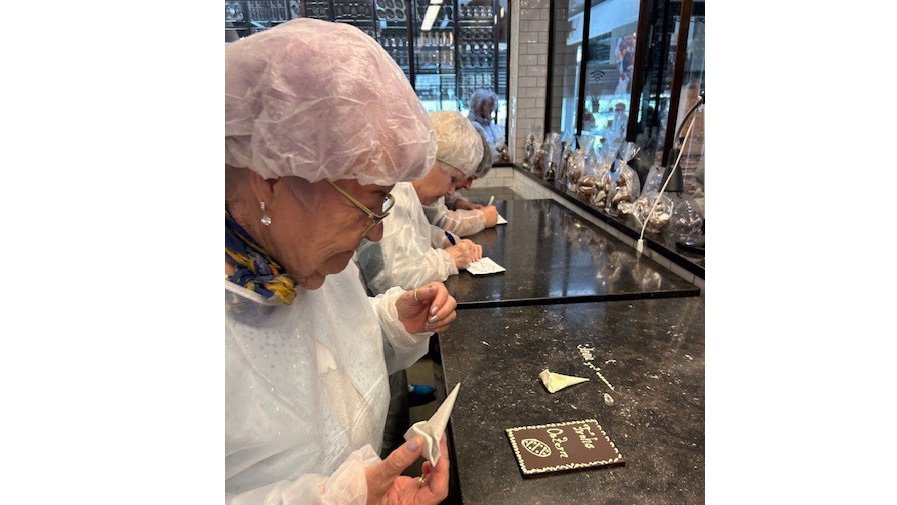 Die Mieter*innen des Service Wohnen der ProCurand Seniorenresidenz Senftenberg besuchten die Felicitas Schokoladenmanufaktur, wo sie Schokoladenkunstwerke bestaunten und eigene Schokoladentafeln gestalteten.