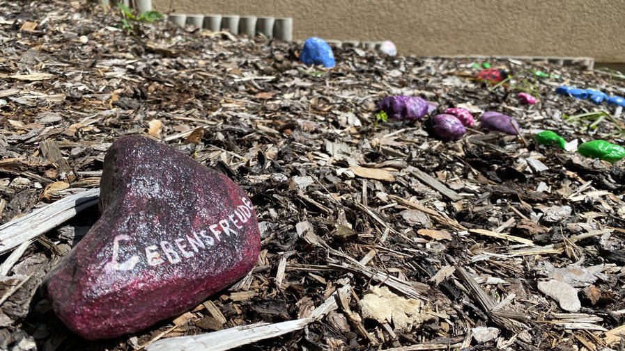 Mit viel Kreativität verschönerte die Gruppe der ProCurand Senftenberg das Rosenbeet im Garten mit farbenfrohen Kunstwerken.
