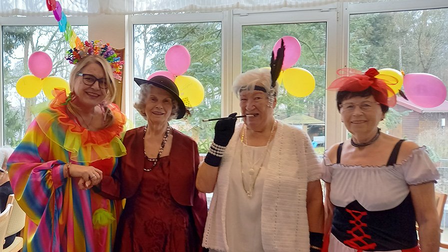 In der ProCurand Seniorenresidenz Am Straussee hatten die Bewohner*innen viel Spaß, als sie ihre Kostüme präsentierten und sich in festlicher Stimmung auf den Fasching vorbereiteten.