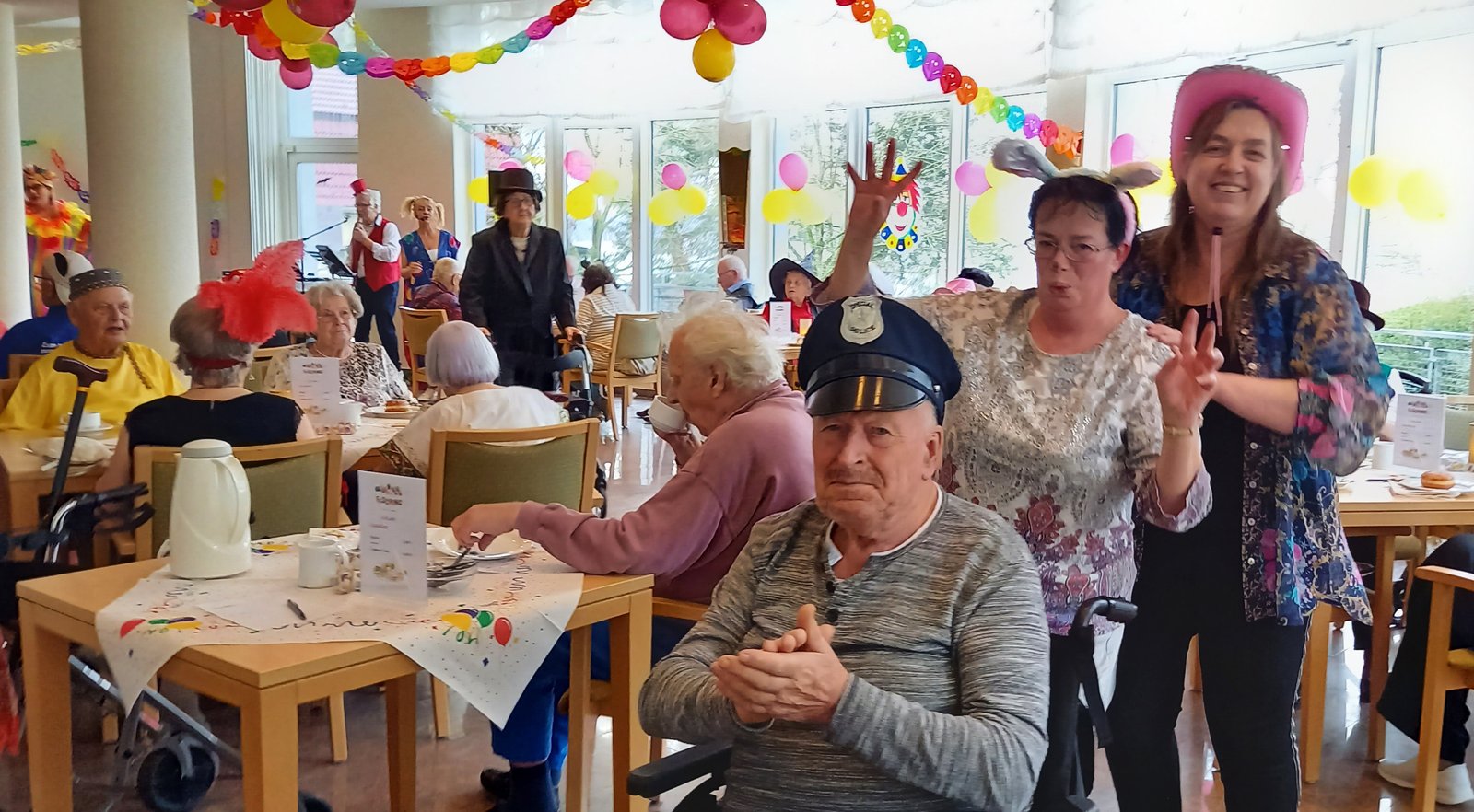 In der ProCurand Seniorenresidenz Am Straussee herrschte ausgelassene Stimmung, als die Bewohner*innen gemeinsam den Faschingsnachmittag mit viel Spaß und guter Laune feierten.