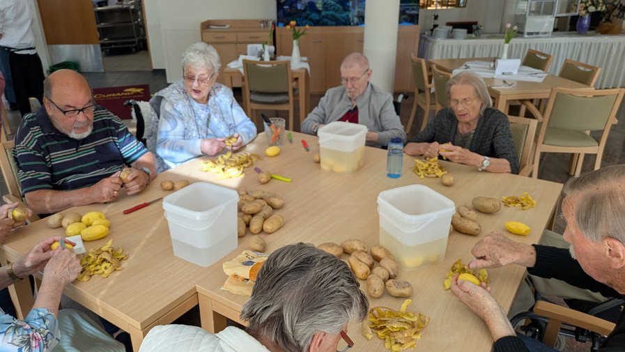 Gemeinsam mit dem Betreuungsteam schälten die Senior*innen der ProCurand Seniorenresidenz Am Straussee fleißig Kartoffeln.