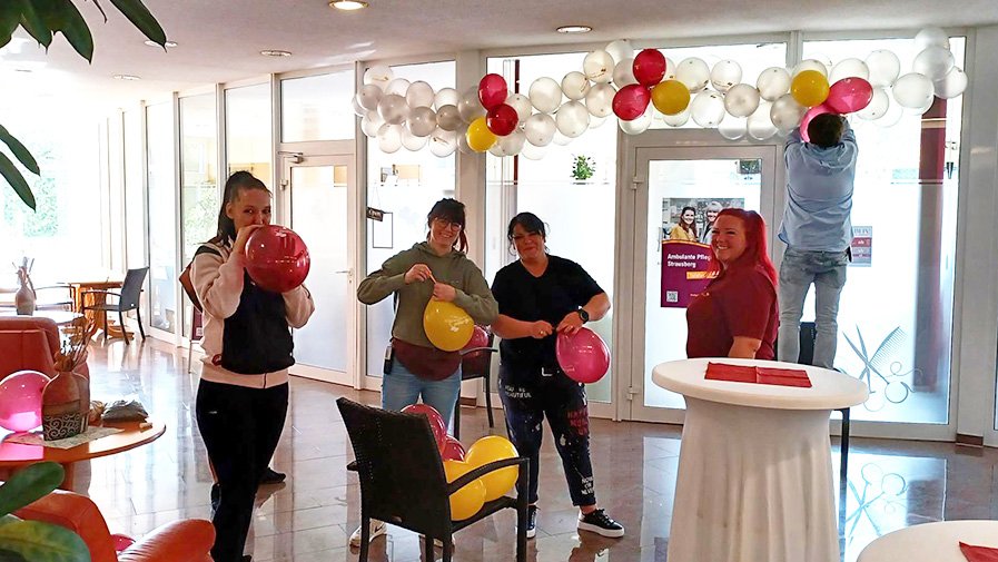 TTeam Ambulante Pflege Strausberg schmückt die Seniorenresidenz Am Straussee für den Tag der offenen Tür