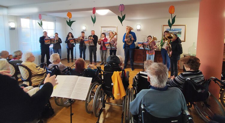 Musik und Freude im ProCurand Seniorenzentrum Am Herzogschloss – der Posaunenchor spielte für 44 Bewohner*innen.