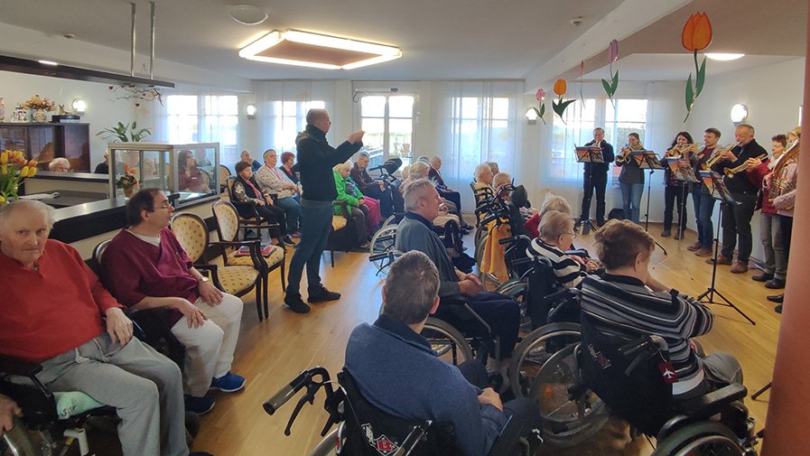 Im ProCurand Seniorenzentrum Am Herzogschloss sorgte der Posaunenchor mit alten Volksliedern für gute Laune und weckte schöne Erinnerungen.