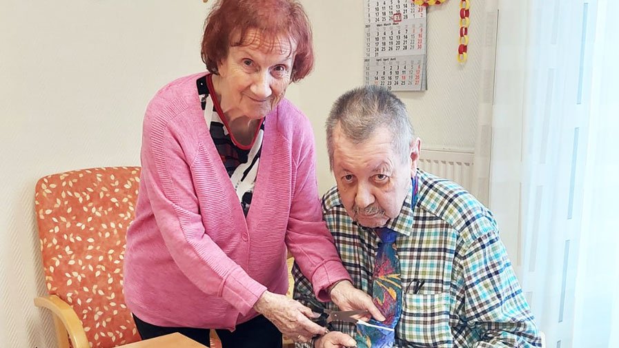 Bewohnerin Anna ließ sich den Spaß nicht entgehen und schnitt kurzerhand die Krawatte von Thomas ab – natürlich ganz im Sinne der Faschingstradition im ProCurand Seniorenzentrum Sulzbach-Rosenberg.