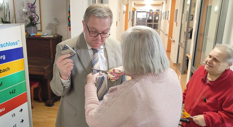 Mit ihren frisch erbeuteten Krawatten zogen die Damen fröhlich durchs Haus – die närrische Tradition im ProCurand Seniorenzentrum Sulzbach-Rosenberg lebt weiter.
