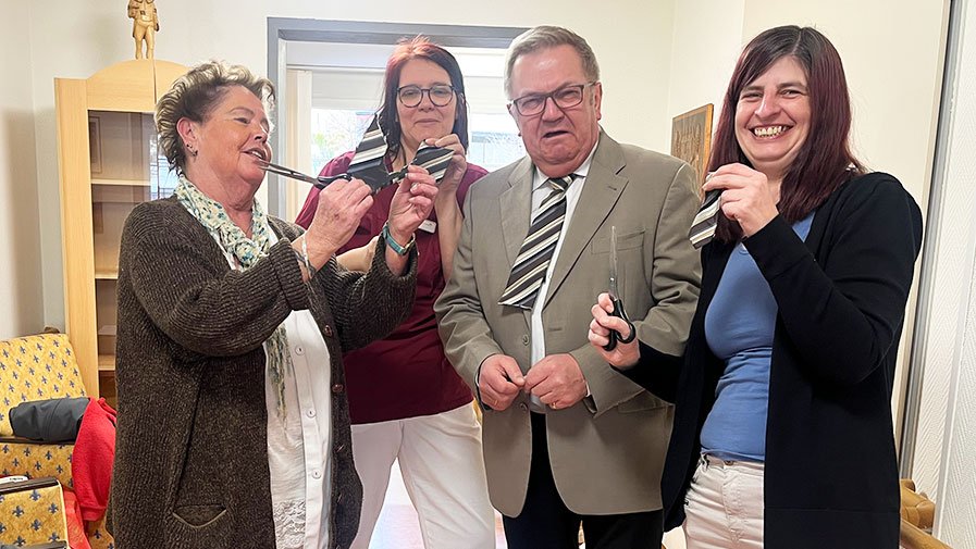 Im ProCurand Seniorenzentrum Sulzbach-Rosenberg musste Einrichtungsleiter Martin Preuß auch in diesem Jahr seine Krawatte opfern – sehr zur Freude der feiernden Damen.