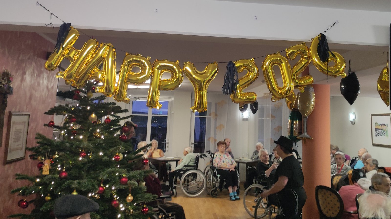 Neujahrsfeier der Bewohner*innen im ProCurand Seniorenzentrum Am Herzogschloss in Sulzbach-Rosenberg mit Dekoration und Feuerwerk zum Jahresbeginn.