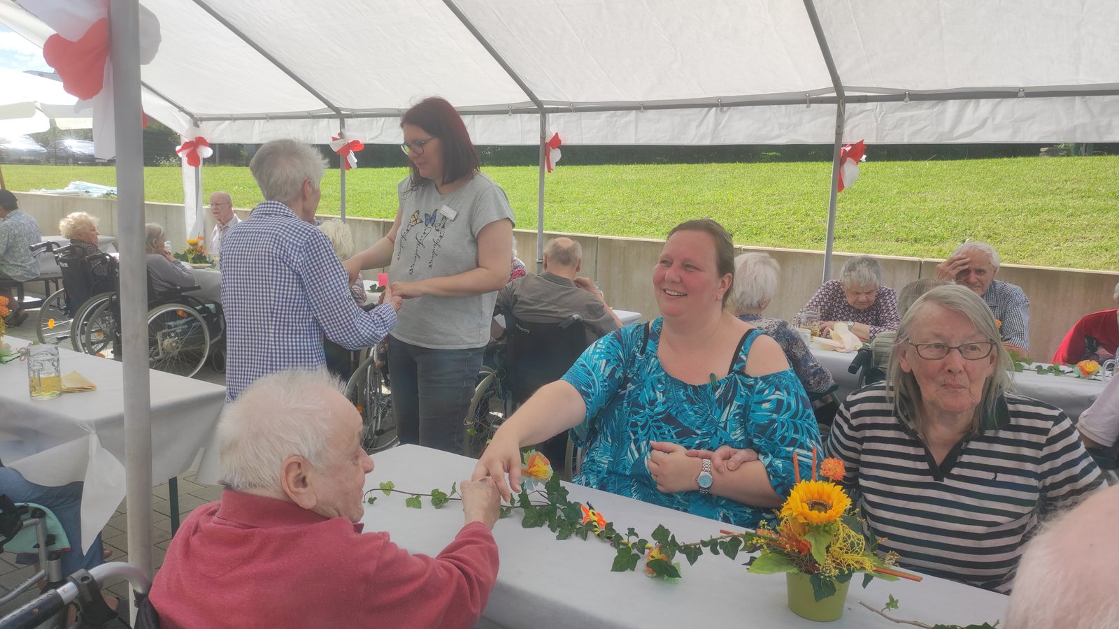 Bei Musik und geselligem Beisammensein genießen Bewohner*innen und Team des ProCurand Seniorenzentrum Am Herzogschloss den Sommerabend.