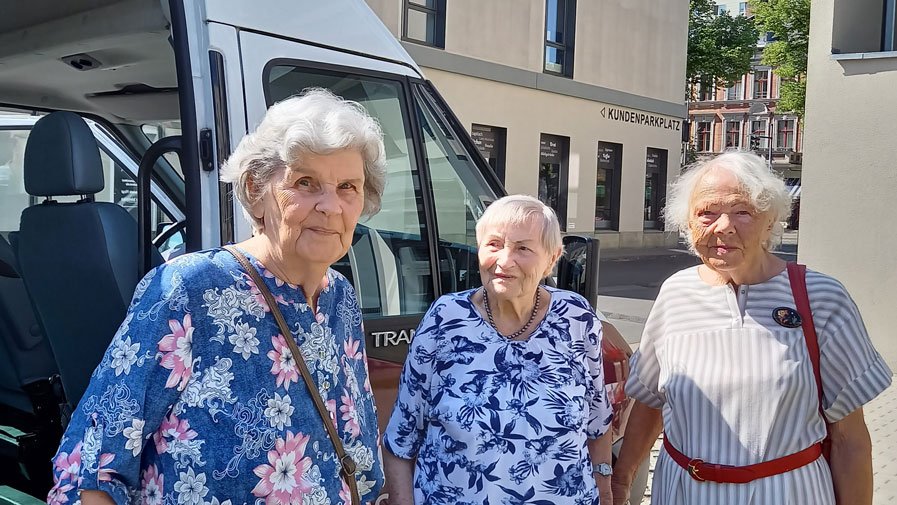 Hundertjährige Bewohnerin der ProCurand Seniorenresidenz Am Strausberg auf Tour durch die Heimatstadt Berlin