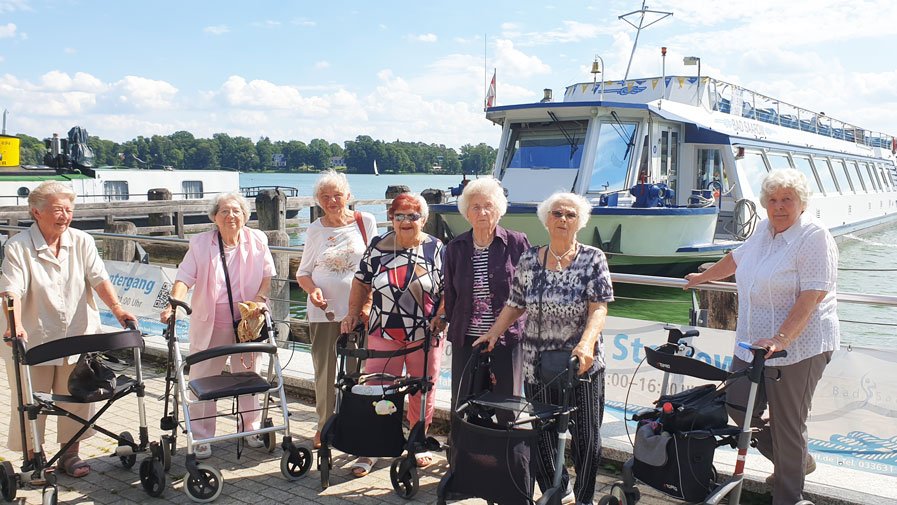 Strausberger Bewohner*innen der ProCurand Seniorenresidenz Am Straussee auf Bootstour