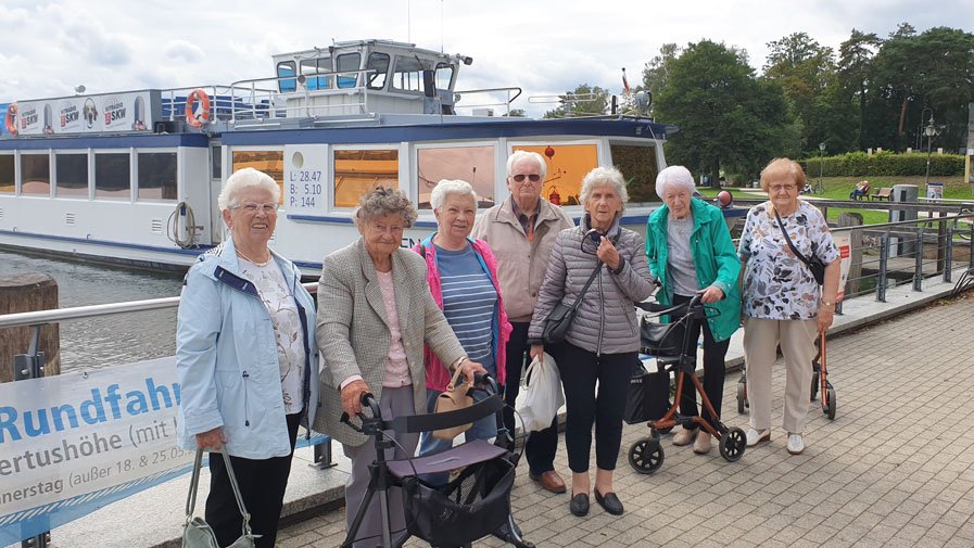 Bewohner*innen der ProCurand Seniorenresidenz Am Straussee auf Bootstour 