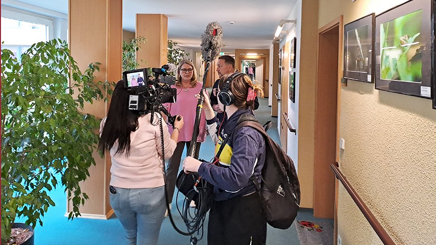 In der ProCurand Seniorenresidenz Am Straussee filmt das RTL-Team Mitarbeiter*innen bei einem Interview für den Livy-Care-Beitrag.