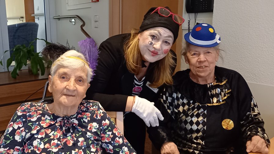 Janin Tiedemann, Einrichtungsleitung der ProCurand Seniorenresidenz Am Straussee, mit zwei Bewohner*innen.