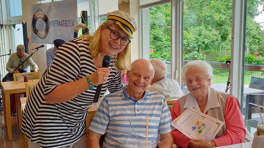 Klaus Reichard freut sich über seinen Sieg als Fischerkönig 2025 in der ProCurand Seniorenresidenz Am Straussee.