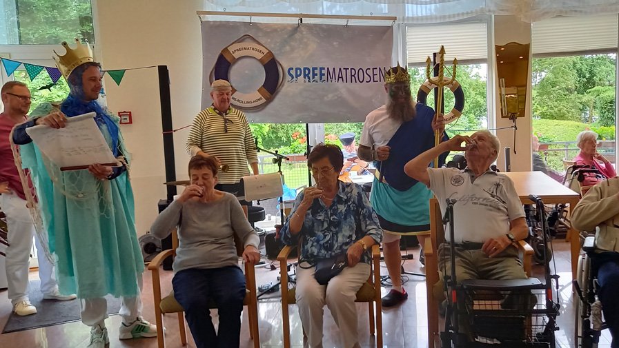 Poseidon und Neptun taufen die Neuankömmlinge im Restaurant der ProCurand Seniorenresidenz Am Straussee mit viel Humor und Klabauterwasser.