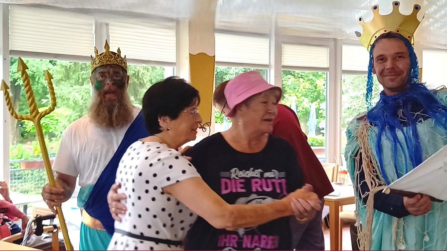 Bewohner*innen und Mieter*innen der ProCurand Seniorenresidenz Am Straussee feiern ausgelassen beim Fischerfest.