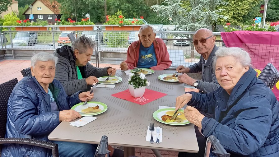 Kartoffelpufferschmaus für die Bewohner*innen der ProCurand Seniorenresidenz Am Straussee