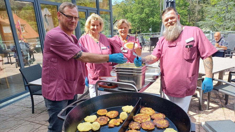 In der ProCurand Seniorenresidenz Am Straussee wurden frisch gebackene Puffer mit Freude serviert – ein echter Sommerhit!