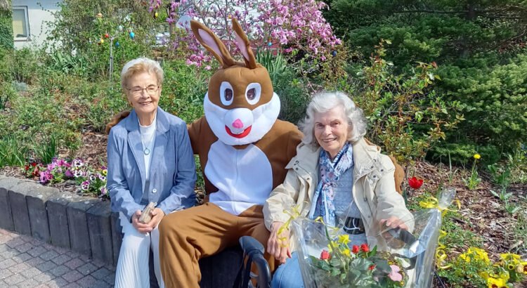 Am Ostersonntag überraschte der Osterhase die Bewohner*innen der ProCurand Seniorenresidenz Am Straussee in Strausberg mit Geschenken und Eierlikör.