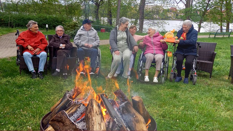Am Ostersamstag versammelten sich die Bewohner*innen der ProCurand Seniorenresidenz Am Straussee in Strausberg am Osterfeuer, um sich zu wärmen und den Grillgenuss zu erleben.