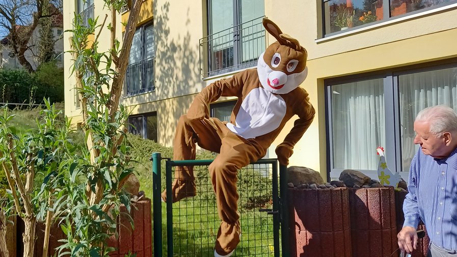 Der Osterhase aus dem Betreuungsteam der ProCurand Seniorenresidenz Am Straussee brachte den Bewohner*innen viel Freude.