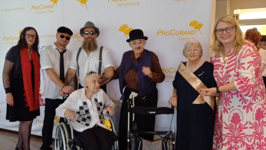 Noch mehr Stars und Sternchen stehen auf dem Red Carpet, lachen und plaudern miteinander, während die Musik der jeweiligen Zeit für glamouröse Atmosphäre sorgt.