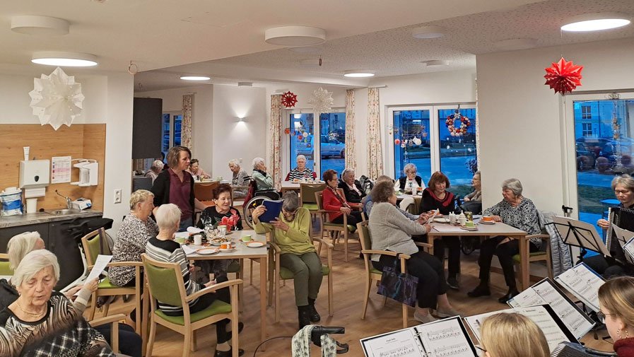 In der ProCurand Tagespflege Strausberg singen die Senior*innen Weihnachtslieder.