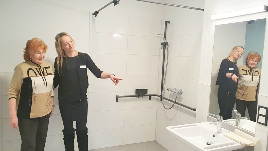 Besichtigung des Badezimmers der Musterwohnung der ProCurand Strausberg Wriezener Straße 