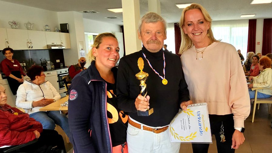 Ein Senior freute sich über seine Urkunde und einen Pokal bei der Siegerehrung in der ProCurand Seniorenresidenz Wriezener Straße in Strausberg.