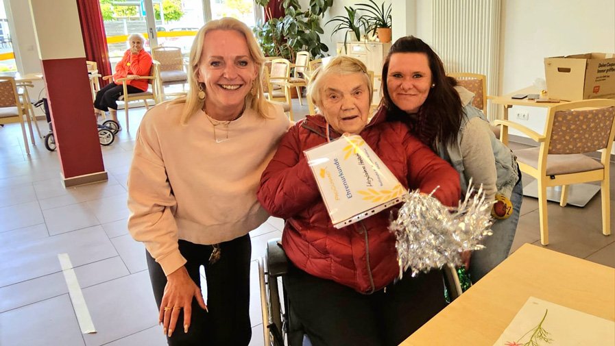 Eine Seniorin nahm stolz ihre Urkunde beim Sportfest in der ProCurand Seniorenresidenz Wriezener Straße entgegen.
