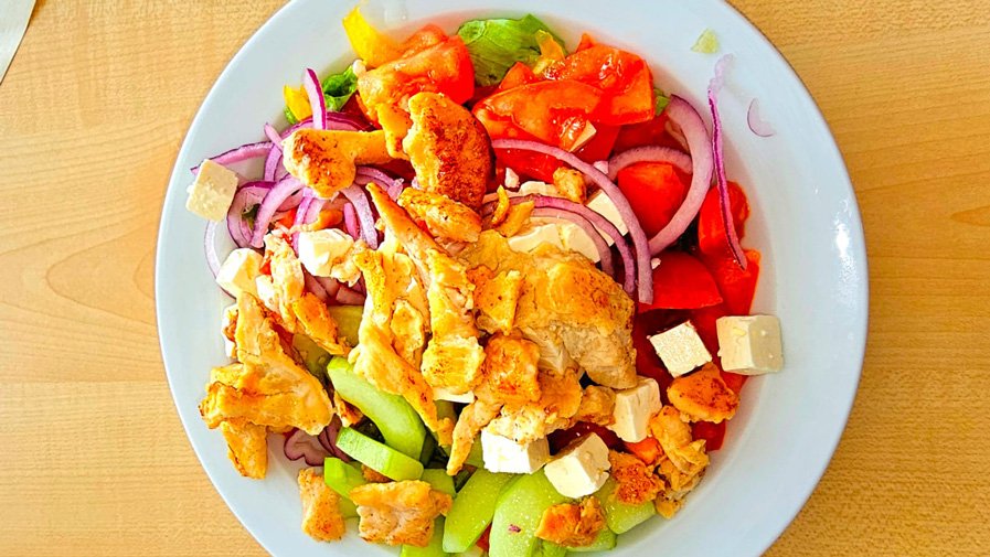 Das Küchenteam der ProCurand Seniorenresidenz Am Straussee verwöhnte die Teilnehmenden mit einem bunten Fitnesssalat.