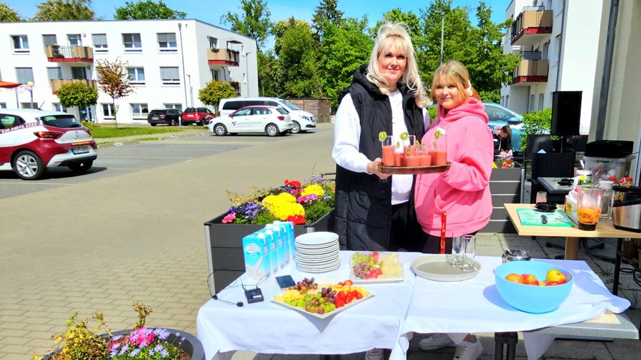 Für Erfrischung sorgten an der ProCurand Wriezener Straße leckere Obst-Smoothies, serviert von der Pflegedienstleitung und der Verwaltung.