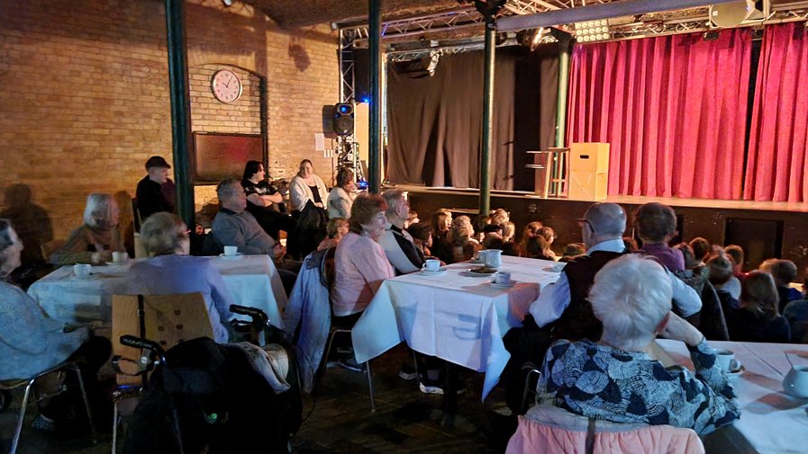 Dank der Kooperation zwischen ProCurand Service-Wohnen Strausberg und der BundtStift Schule wurde den Mieter*innen ein unvergesslicher Theaternachmittag mit herzlicher Bewirtung geboten.