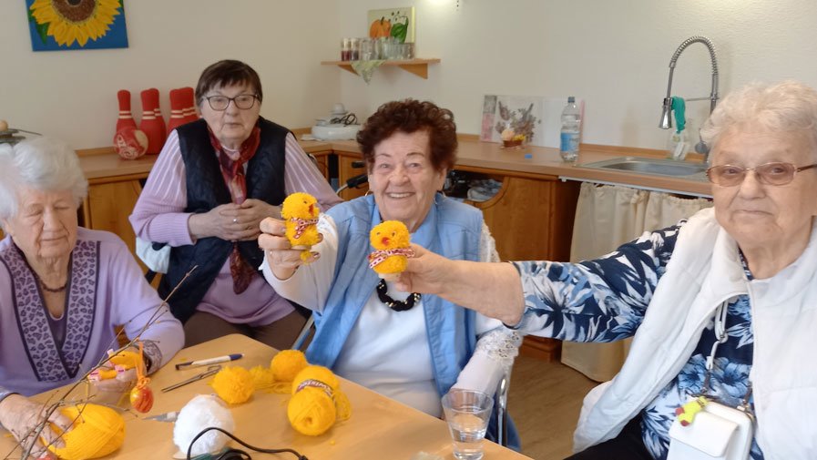 Bewohner*innen feiern Ostern in der ProCurand Seniorenresidenz Am Straussee